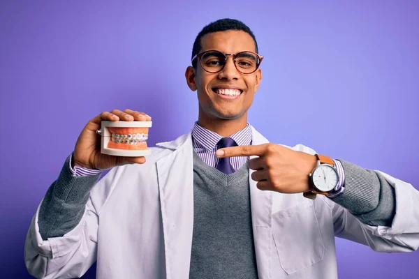 Homem Dentista Afro Americano Bonito Jovem Segurando Dentes Dentadura Com — Fotografia de Stock