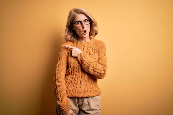 Una Guapa Rubia Mediana Edad Que Lleva Sudor Casual Gafas —  Fotos de Stock