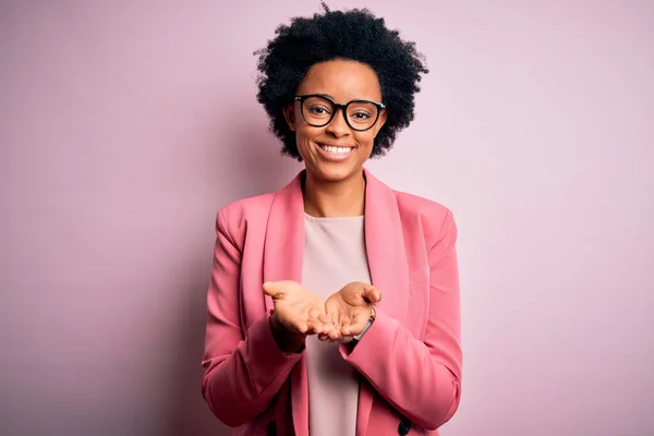 Jeune Belle Afro Afro Américaine Femme Affaires Aux Cheveux Bouclés — Photo