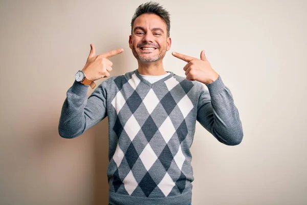 Junger Gutaussehender Mann Lässigem Pullover Der Vor Isoliertem Weißem Hintergrund — Stockfoto