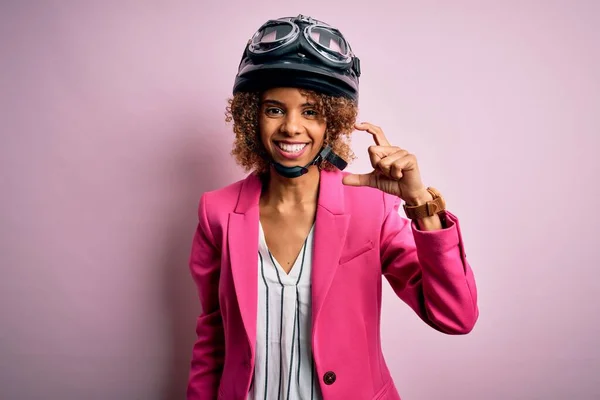 Afro Amerikaanse Motorrijder Vrouw Met Krullend Haar Dragen Moto Helm — Stockfoto