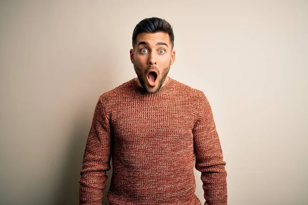 Jovem Homem Bonito Vestindo Camisola Casual Sobre Fundo Branco Isolado — Fotografia de Stock