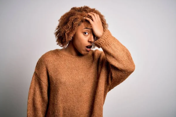 若い美しいアフリカ系アメリカ人のアフロ女性は ミスのために頭の上に手で驚いてカジュアルなセーターを着て巻き毛 エラーを覚えている 忘れられた悪い記憶の概念 — ストック写真