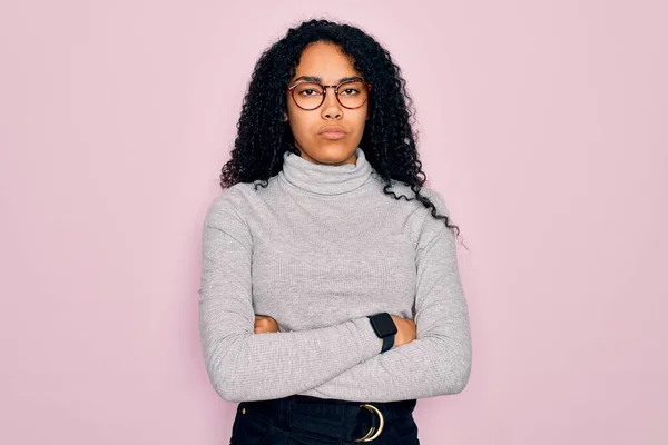 Młoda Afroamerykanka Swetrze Okularach Różowym Tle Sceptyczna Nerwowa Dezaprobata Twarzy — Zdjęcie stockowe