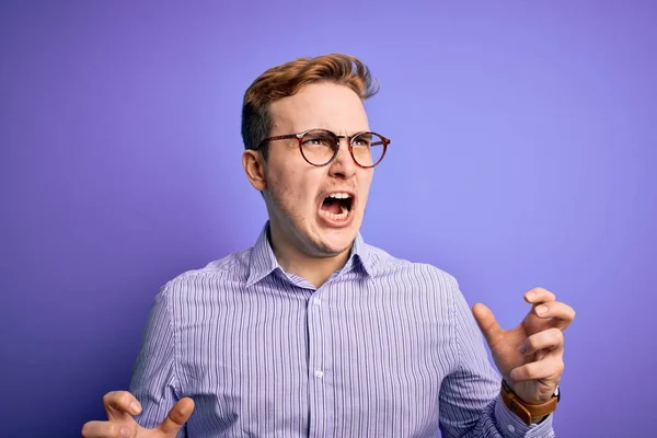 Giovane Bel Rossa Uomo Indossa Camicia Casual Occhiali Sfondo Viola — Foto Stock