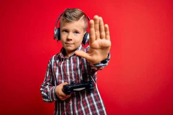 Joven Niño Gamer Caucásico Jugando Videojuegos Usando Joystick Gamepad Sobre —  Fotos de Stock