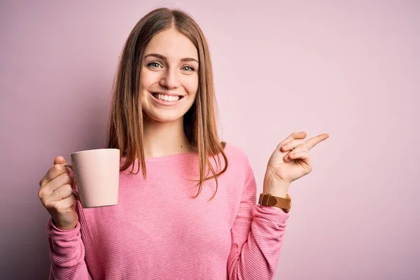 Jovem Mulher Ruiva Bonita Bebendo Caneca Café Sobre Fundo Rosa — Fotografia de Stock