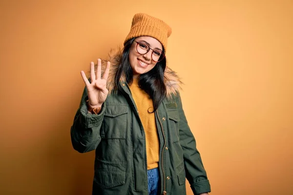 Genç Esmer Kadın Gözlük Takıyor Şapkalı Sarı Izole Edilmiş Arka — Stok fotoğraf