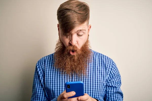 Redhead Irlandais Avec Barbe Utilisant Smartphone Regardant Écran Sur Fond — Photo