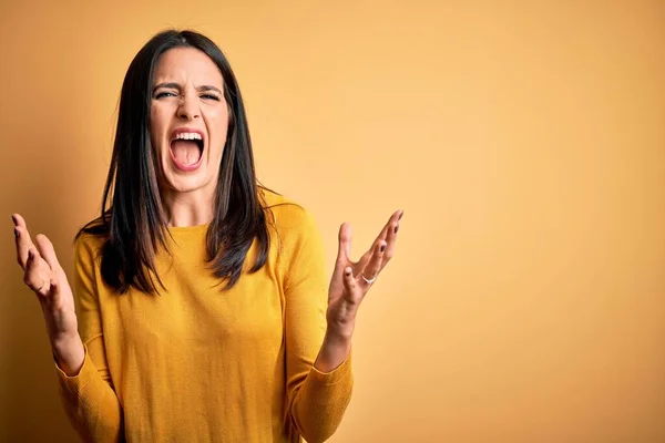 Junge Brünette Frau Mit Blauen Augen Lässigem Pullover Vor Gelbem — Stockfoto