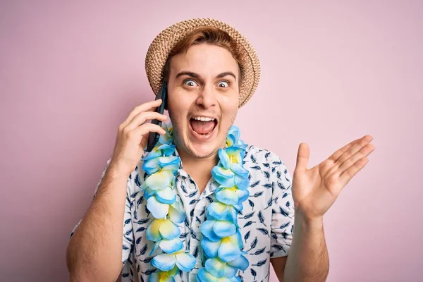 Joven Vacaciones Con Sombrero Lei Hawaiano Conversando Smartphone Celebrando Victoria — Foto de Stock