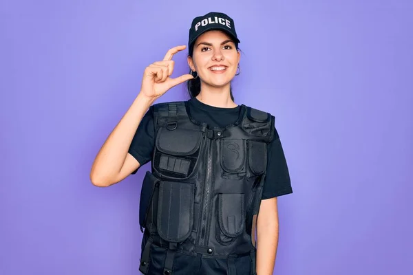 Joven Mujer Policía Vistiendo Uniforme Chaleco Seguridad Prueba Balas Sobre — Foto de Stock