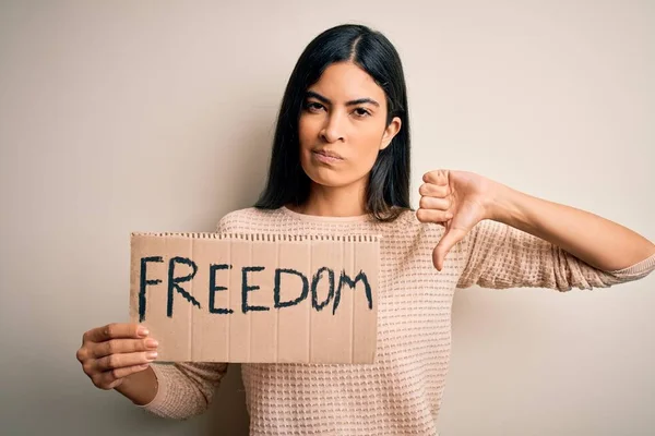 Joven Mujer Hispana Hermosa Sosteniendo Pancarta Protesta Libertad Pidiendo Libertad —  Fotos de Stock