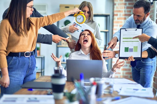 Gruppo Imprenditori Che Lavorano Insieme Partner Sottolineando Uno Loro Ufficio — Foto Stock