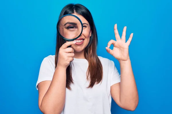 Jong Mooi Brunette Vrouw Met Vergrootglas Geïsoleerde Blauwe Achtergrond Doen — Stockfoto