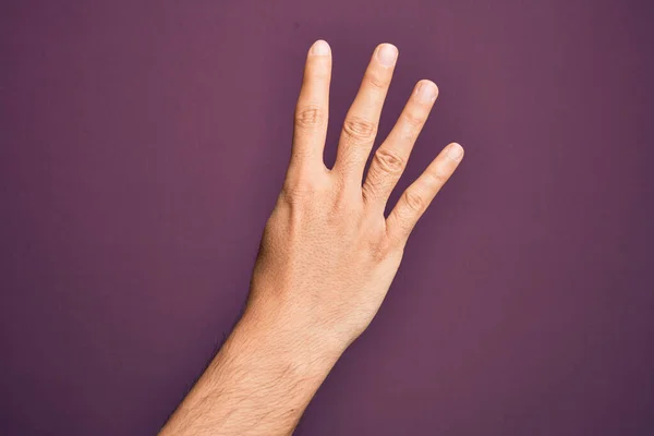 Mano Joven Caucásico Mostrando Dedos Sobre Fondo Púrpura Aislado Contando — Foto de Stock