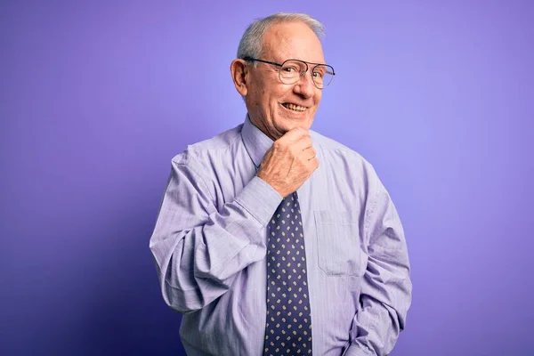 Homem Negócios Cabelos Grisalhos Usando Óculos Sobre Fundo Isolado Roxo — Fotografia de Stock