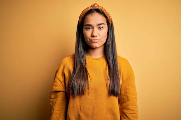 Jonge Mooie Aziatische Vrouw Draagt Casual Trui Diadeem Gele Achtergrond — Stockfoto