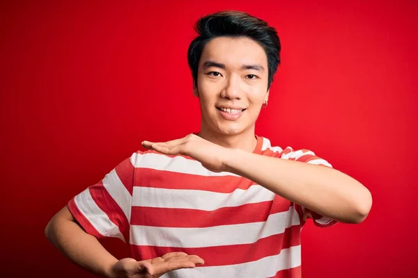 Jonge Knappe Chinese Man Draagt Casual Gestreepte Shirt Staan Rode — Stockfoto