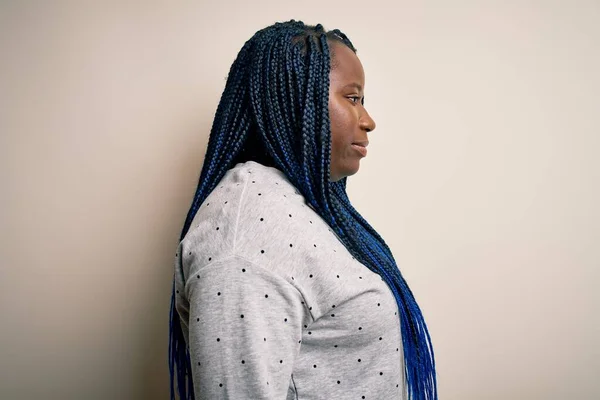 Африканский Американец Плюс Размер Женщины Косичками Носить Повседневную Толстовку Белом — стоковое фото