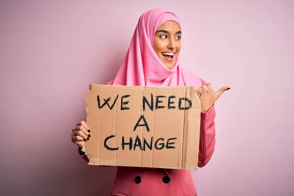 Aktivistin Rosafarbenen Muslimischen Hijab Mit Banner Auf Dem Wir Eine — Stockfoto