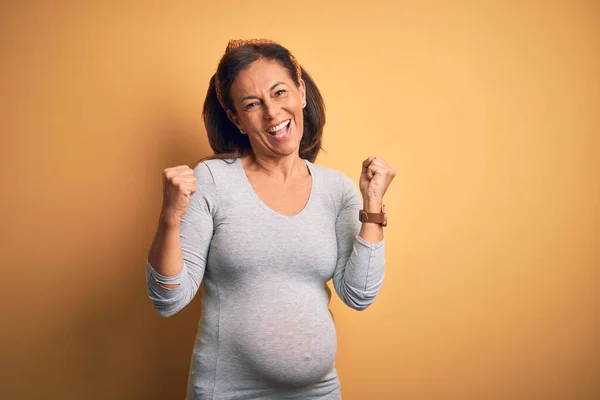 中年妊娠中の赤ちゃんを期待している妊婦は 腕を上げて目を開いて成功したことに驚いて驚いて驚いています 勝者のコンセプト — ストック写真