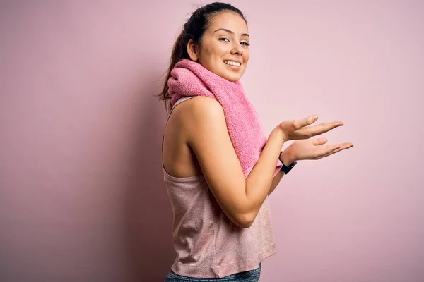 Giovane Bella Sportiva Bruna Indossa Abbigliamento Sportivo Asciugamano Sfondo Rosa — Foto Stock