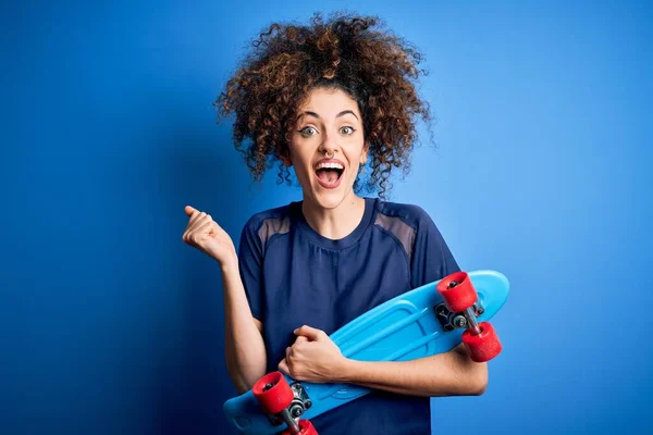 Jovem Mulher Esportiva Com Cabelo Encaracolado Piercing Segurando Skate Sobre — Fotografia de Stock