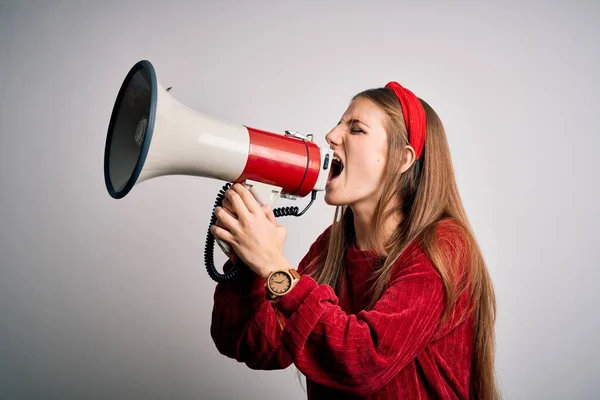 Молодая Белая Женщина Кричащая Протест Через Мегафон Кричать Взволнованно Ludspeaker — стоковое фото