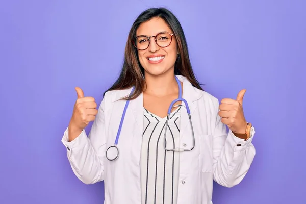 Médico Profesional Mujer Usando Estetoscopio Abrigo Médico Sobre Fondo Púrpura —  Fotos de Stock