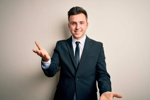 Jovem Homem Negócios Bonito Vestindo Terno Elegante Gravata Sobre Fundo — Fotografia de Stock