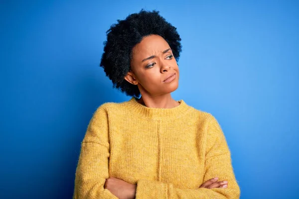 Joven Hermosa Afroamericana Afro Mujer Con Pelo Rizado Usando Suéter —  Fotos de Stock