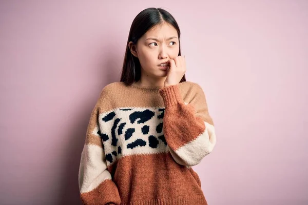 Joven Hermosa Mujer Asiática Usando Animal Print Suéter Moda Sobre — Foto de Stock