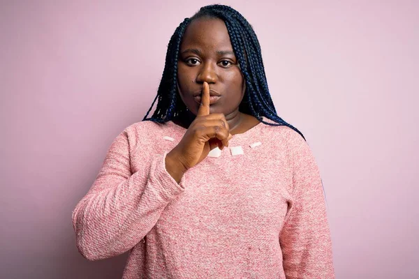 Африканский Американец Плюс Женщина Косичками Обычном Свитере Розовом Фоне Просит — стоковое фото