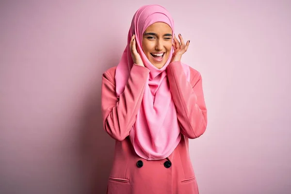 Jovem Mulher Negócios Bonita Morena Vestindo Hijab Muçulmano Rosa Casaco — Fotografia de Stock