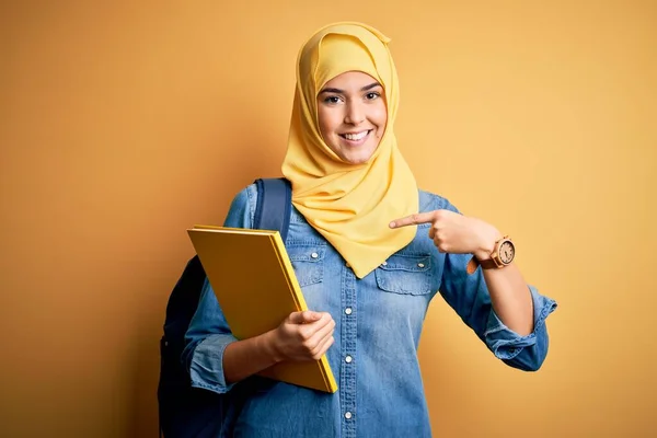 Молода Студентка Мусульманському Хіджабі Рюкзаку Тримає Книгу Жовтому Тлі Несподіваним — стокове фото