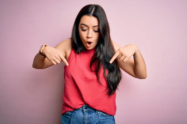 Mujer Morena Joven Con Camisa Verano Casual Sobre Fondo Rosa — Foto de Stock