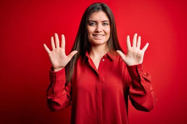 Ung Vacker Kvinna Med Blå Ögon Bär Casual Skjorta Står — Stockfoto