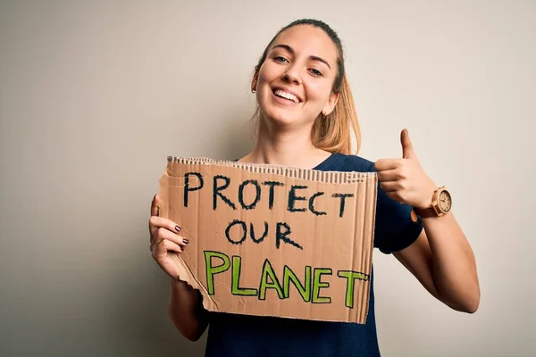 Mladá Krásná Blondýnka Modrýma Očima Žádající Ochranu Planety Drží Prapor — Stock fotografie