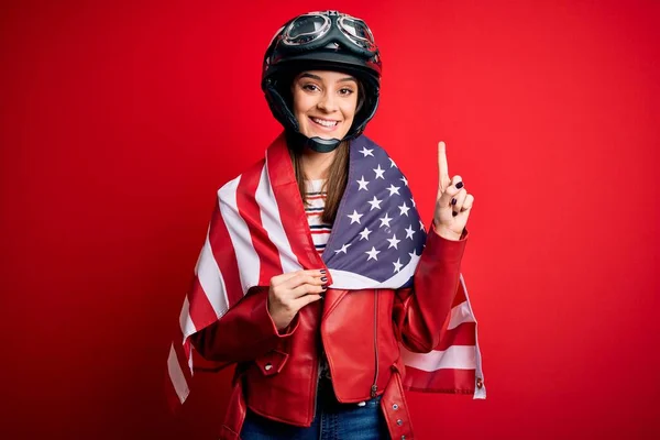 Ung Vacker Patriotisk Motorcyklist Kvinna Bär Motorcykel Hjälm Och Usa — Stockfoto