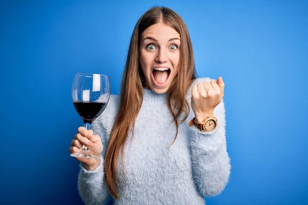 Giovane Bella Rossa Donna Bere Bicchiere Vino Rosso Sfondo Blu — Foto Stock