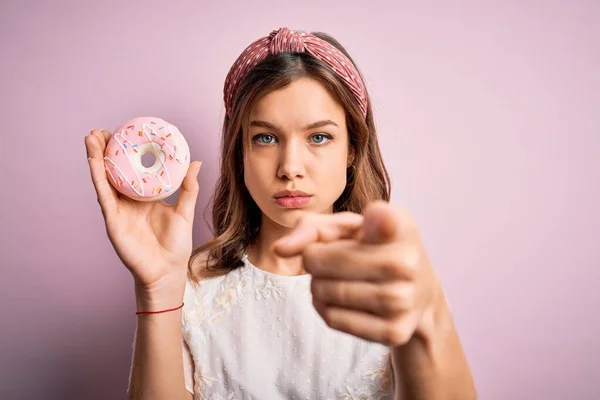 Genç Sarışın Kız Pembe Izole Edilmiş Arka Planda Tatlı Pastane — Stok fotoğraf