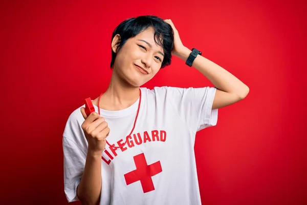 Joven Hermosa Chica Salvavidas Asiática Usando Camiseta Con Cruz Roja —  Fotos de Stock