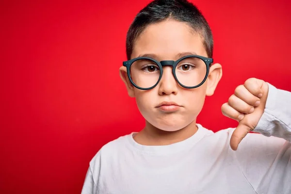 Młody Mądry Chłopiec Okularach Czerwonym Tle Wściekłą Twarzą Negatywne Oznaki — Zdjęcie stockowe