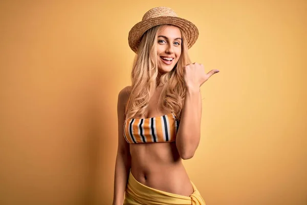 Mladý Krásný Blondýnka Žena Dovolené Sobě Bikiny Klobouk Přes Žluté — Stock fotografie