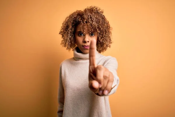 Jovem Bela Mulher Afro Americana Vestindo Camisola Gola Alta Sobre — Fotografia de Stock