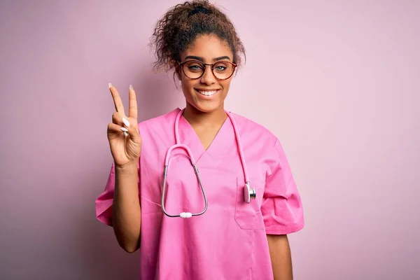 Afrikanische Amerikanische Krankenschwester Mädchen Trägt Medizinische Uniform Und Stethoskop Über — Stockfoto