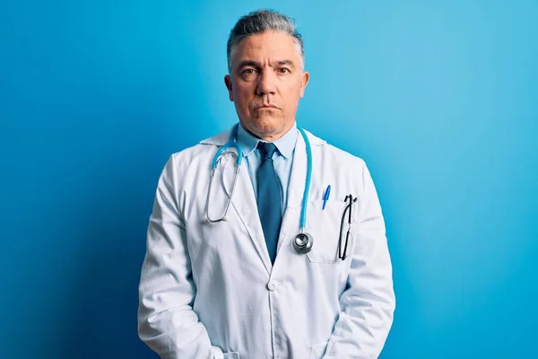 Médico Cabelos Grisalhos Bonito Meia Idade Vestindo Casaco Estetoscópio Azul — Fotografia de Stock