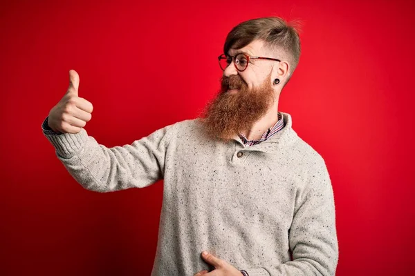 Knappe Ierse Roodharige Man Met Baard Draagt Casual Trui Bril — Stockfoto