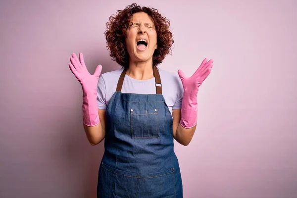 Kobieta Średnim Wieku Kręcone Włosy Sprzątanie Robi Prace Domowe Fartuchu — Zdjęcie stockowe